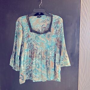 Plisse top with flowers size medium